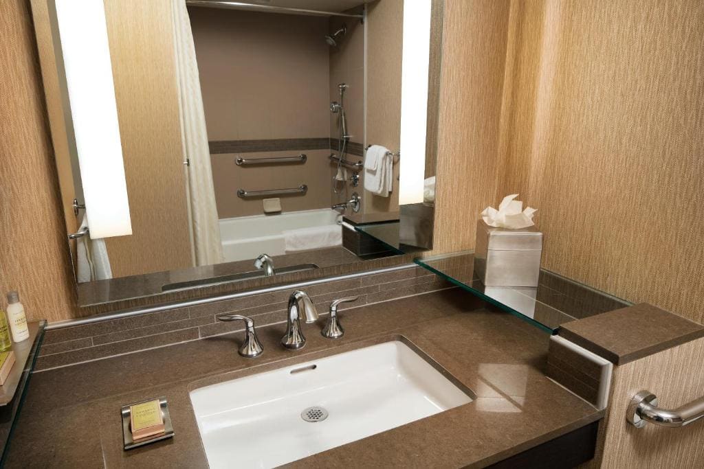 1 KG ACC BATHTUB room - Image 2