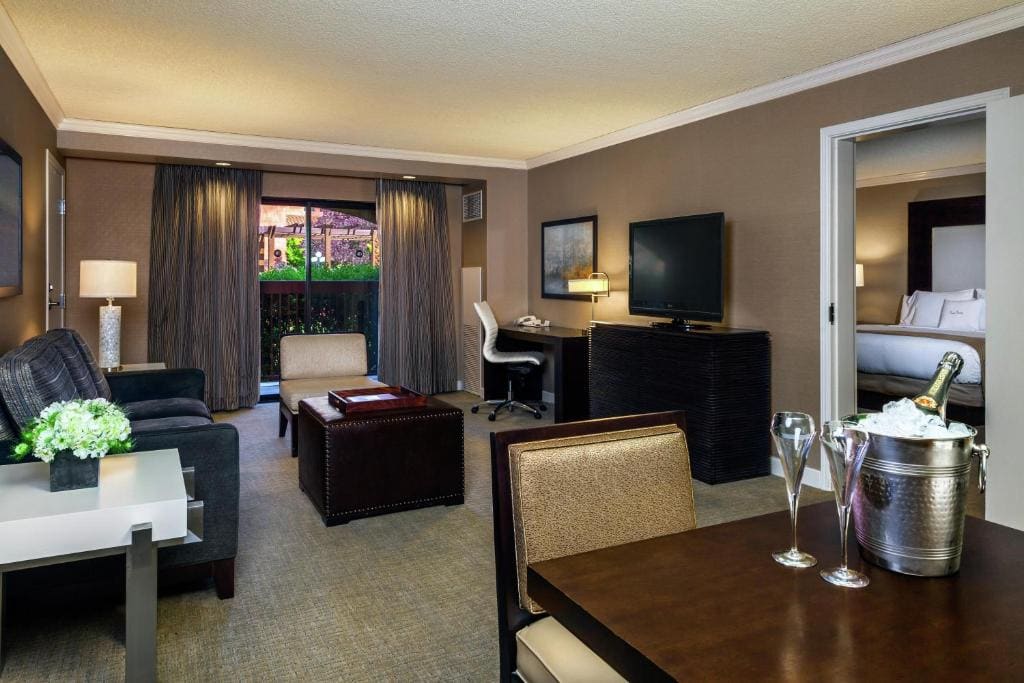 1 KING 2 ROOM PARLOR SUITE room - Image 2