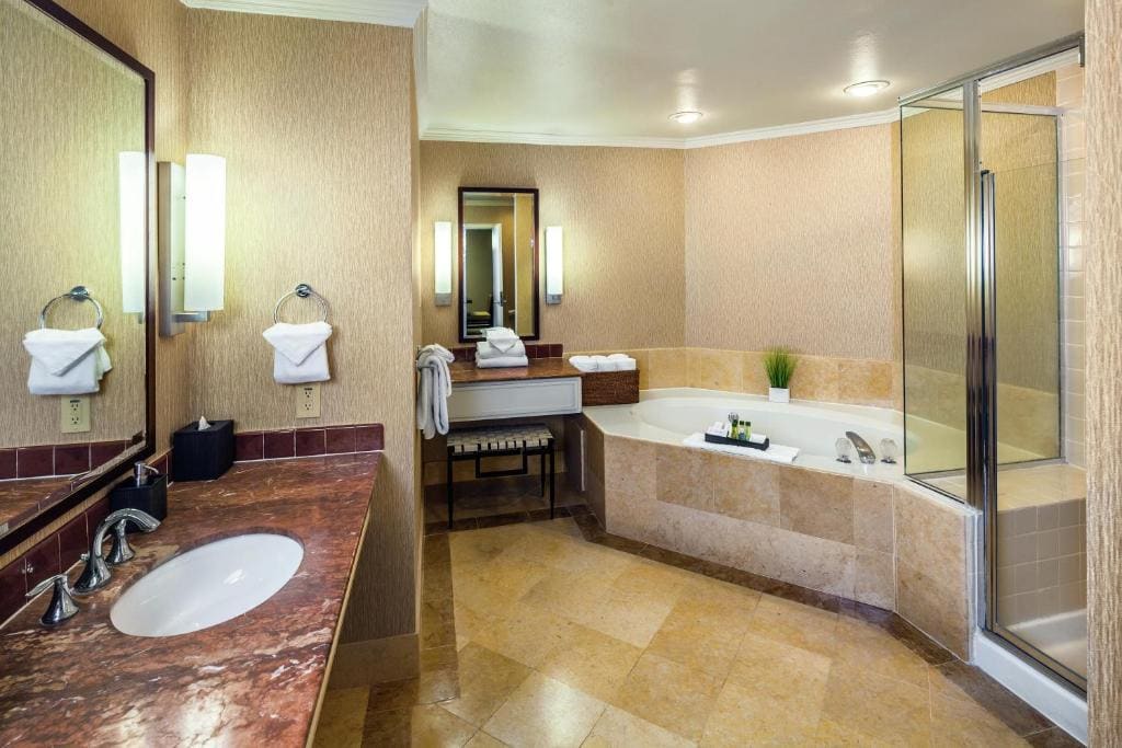 1 KING 2 ROOM PARLOR SUITE room - Image 1