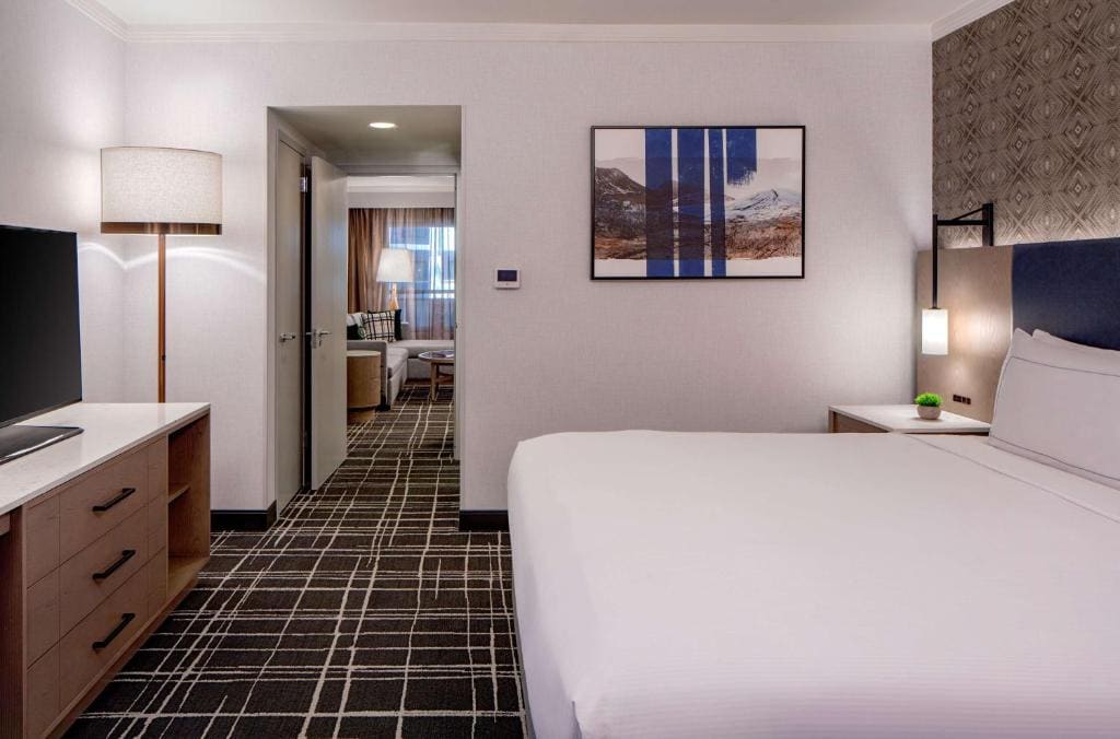 One-Bedroom King Suite with Mobility Accessible Tub room - Image 1