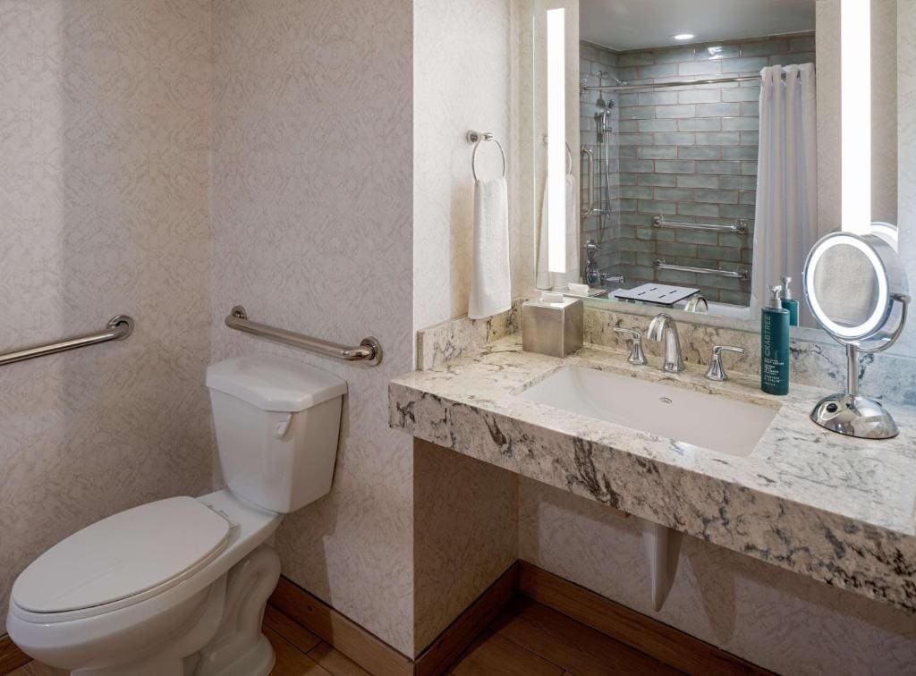One-Bedroom King Suite with Mobility Accessible Tub room - Image 2