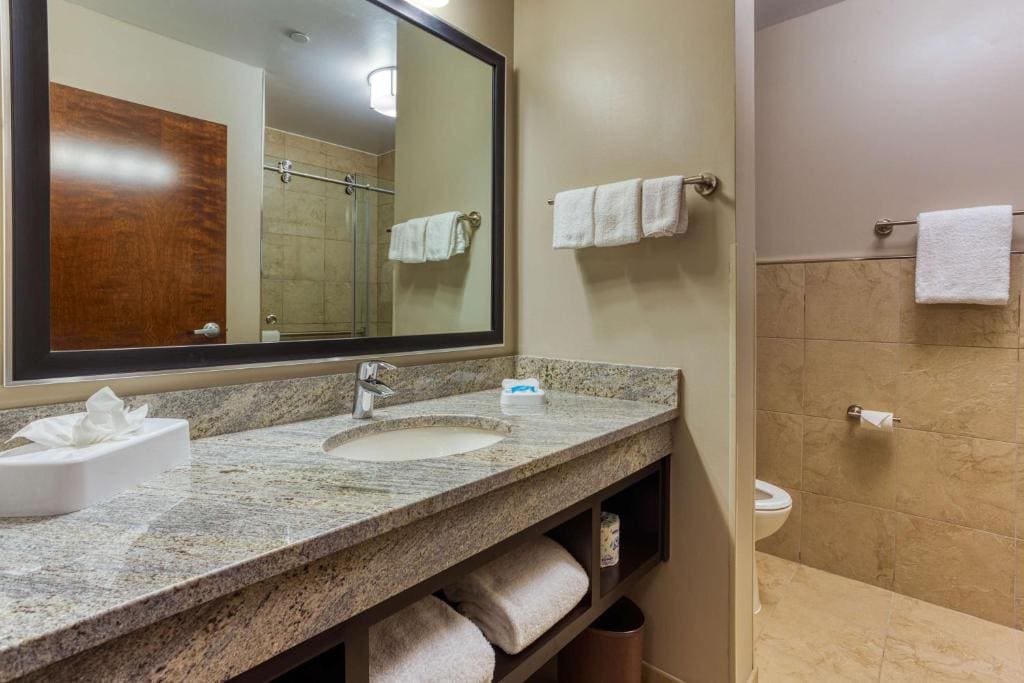 Deluxe Queen Room with Two Queen Beds - Hearing Accessible room - Image 3