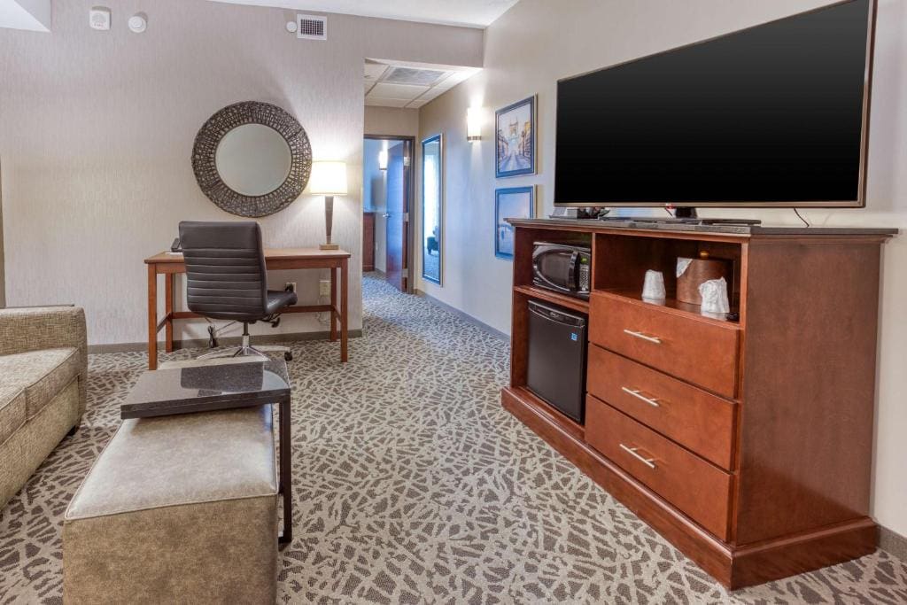 Deluxe King Suite room - Image 3