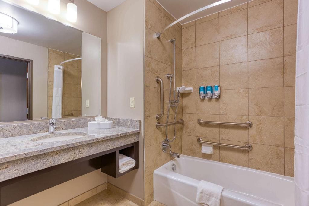 Deluxe Queen Room with Two Queen Beds - Hearing Accessible, Tub room - Image 1