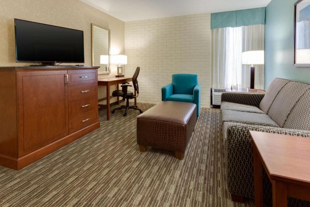 Queen Suite with Sofa Bed - Accessible, Tub room - Image 1
