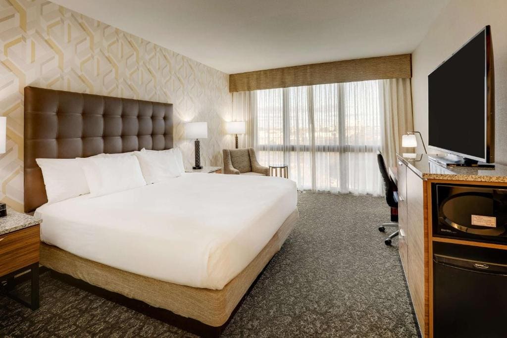 Deluxe King Meeting Room, 2 Rooms - Accessible , Tub room - Image 1