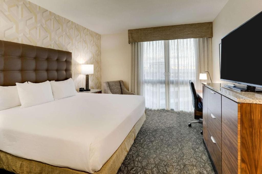 Deluxe King Meeting Room, 2 Rooms - Accessible , Tub room - Image 2