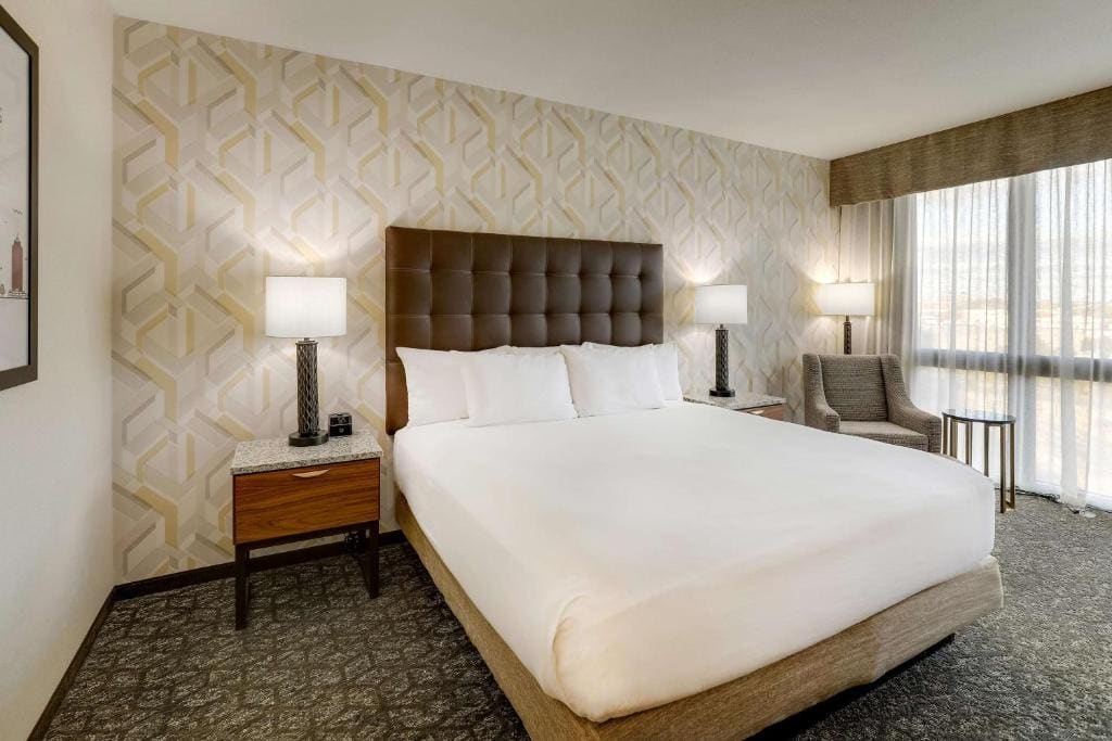 Deluxe King Room - Accessible, Roll-in Shower room - Image 3