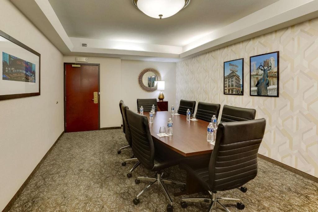 Deluxe King Meeting Room, 2 Rooms - Accessible , Tub room - Image 3