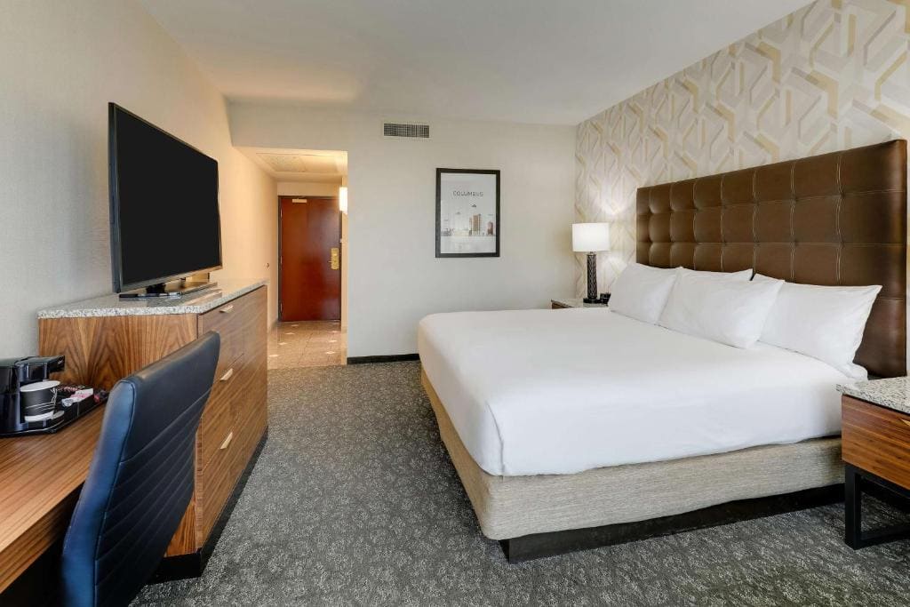 Deluxe King Room - Accessible, Roll-in Shower room - Image 1