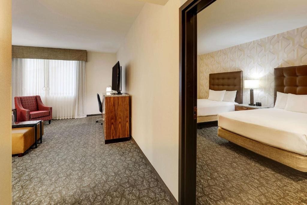 Queen Suite with Sofa Bed - Accessible, Tub room - Image 3