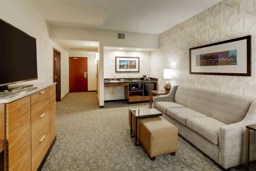 Queen Suite with Sofa Bed - Accessible, Tub room - Image 2