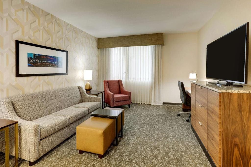 Queen Suite with Sofa Bed - Accessible, Tub room - Image 1