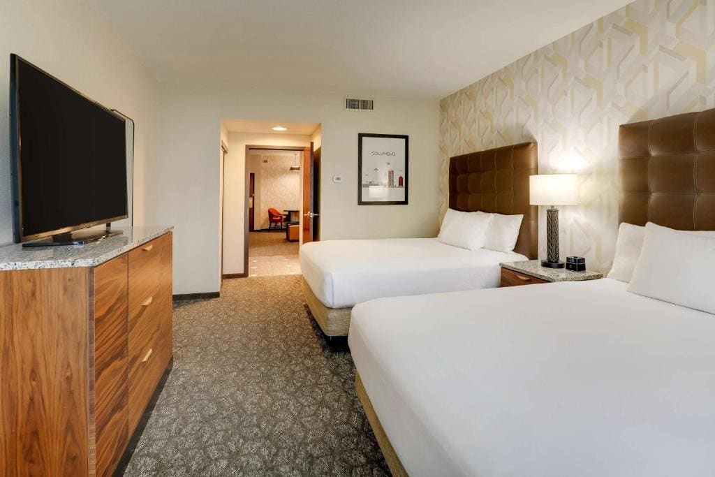 Queen Suite with Sofa Bed room - Image 2