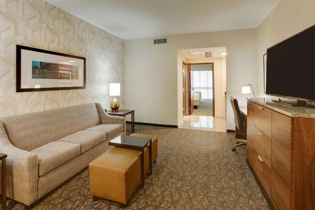 Queen Suite with Sofa Bed room - Image 3