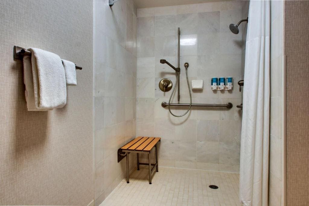Queen Suite with Sofa Bed - Accessible, Roll-in Shower room - Image 1