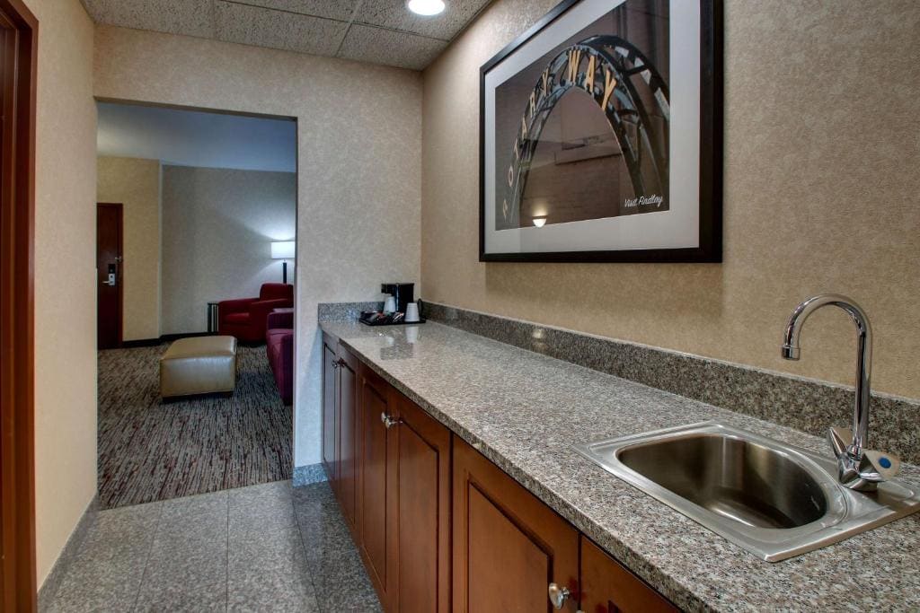 Queen Suite room - Image 3