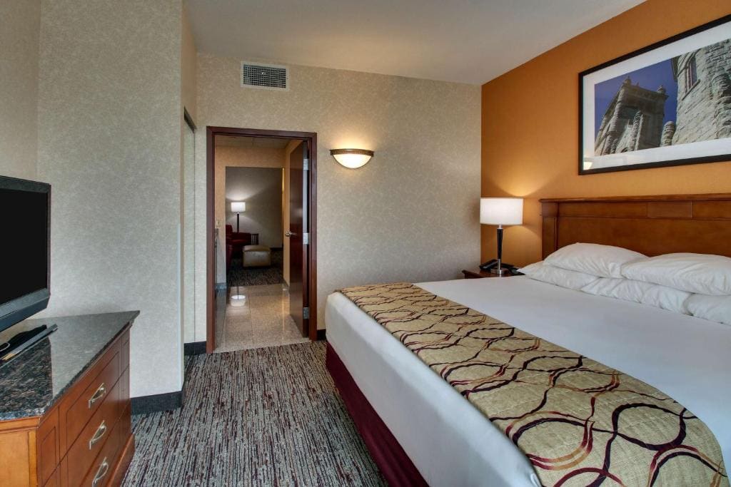 King Suite with Sofa Bed room - Image 1