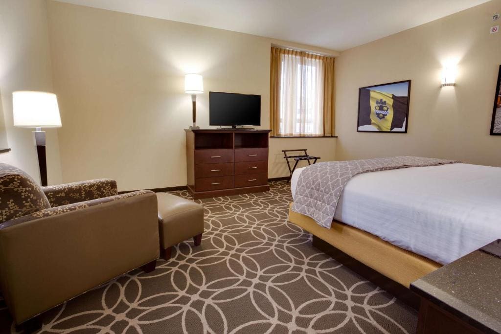 Deluxe King Suite with Sofa Bed room - Image 1