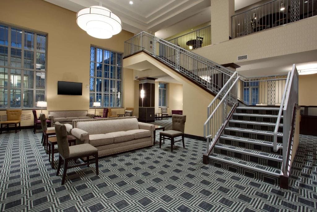 Deluxe King Suite with Sofa Bed room - Image 3