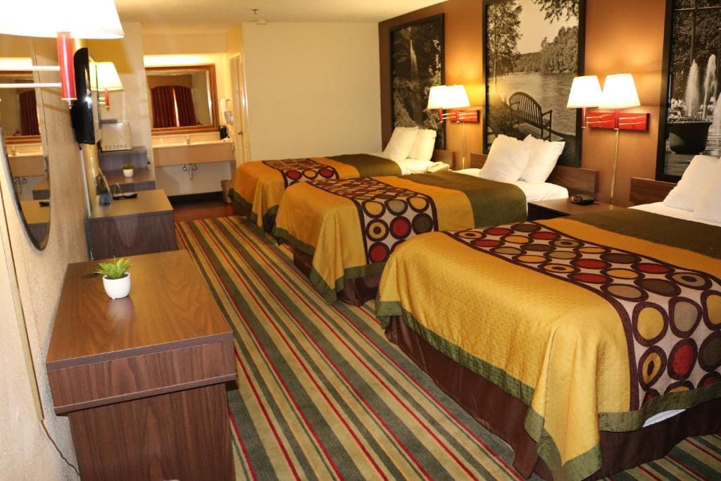 Studio Suite with Three Double Beds - Non-Smoking room - Image 2