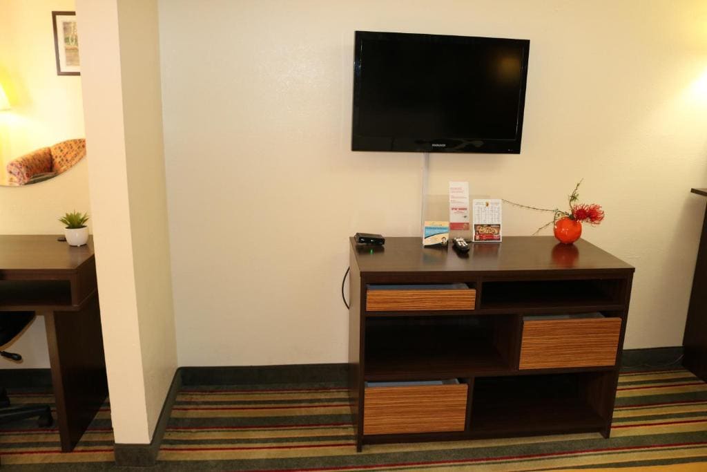 Studio Suite with Three Double Beds - Non-Smoking room - Image 3