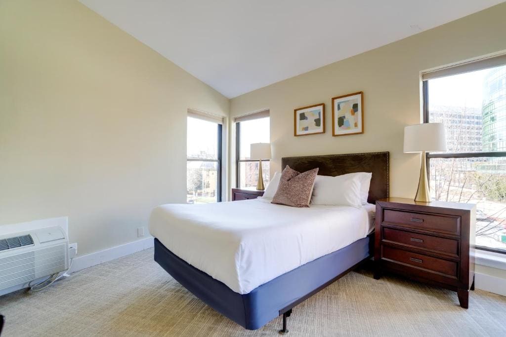 Deluxe Room (2 Adults + 1 Child) room - Image 1