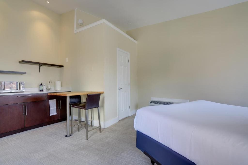 Deluxe Room (2 Adults + 1 Child) room - Image 2