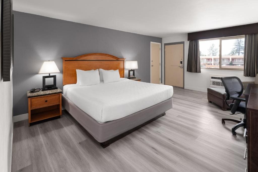 King Room - Non-Smoking room - Image 2