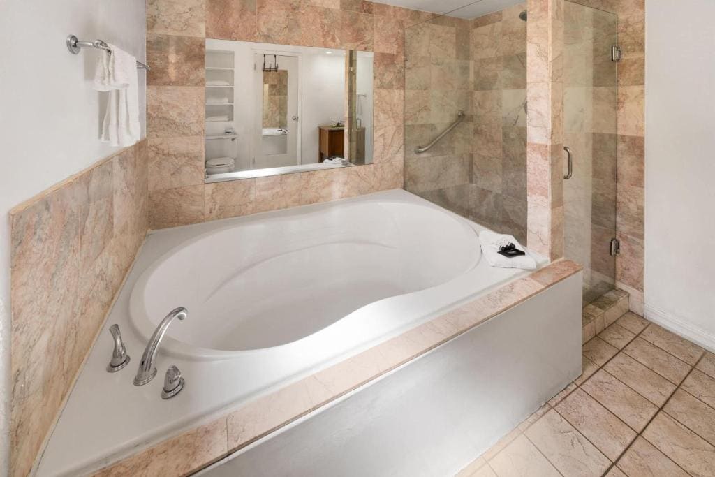 King Room with Mobility Access and Bathtub with Grab Bars, Non-Smoking room - Image 3