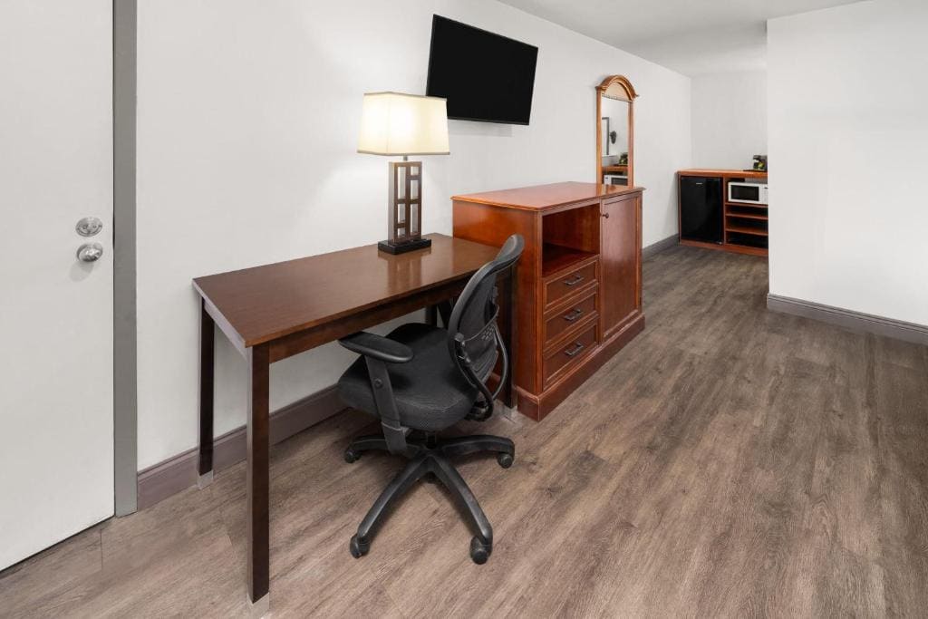 Queen Room with Two Queen Beds - Non-Smoking room - Image 2