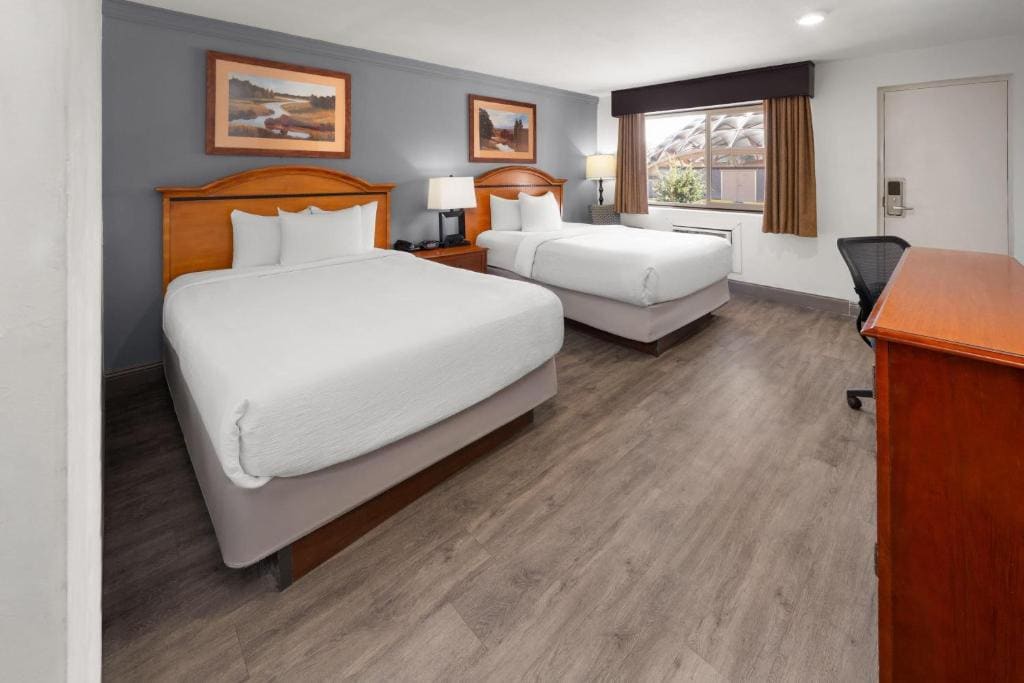 Queen Room with Two Queen Beds - Non-Smoking room - Image 1