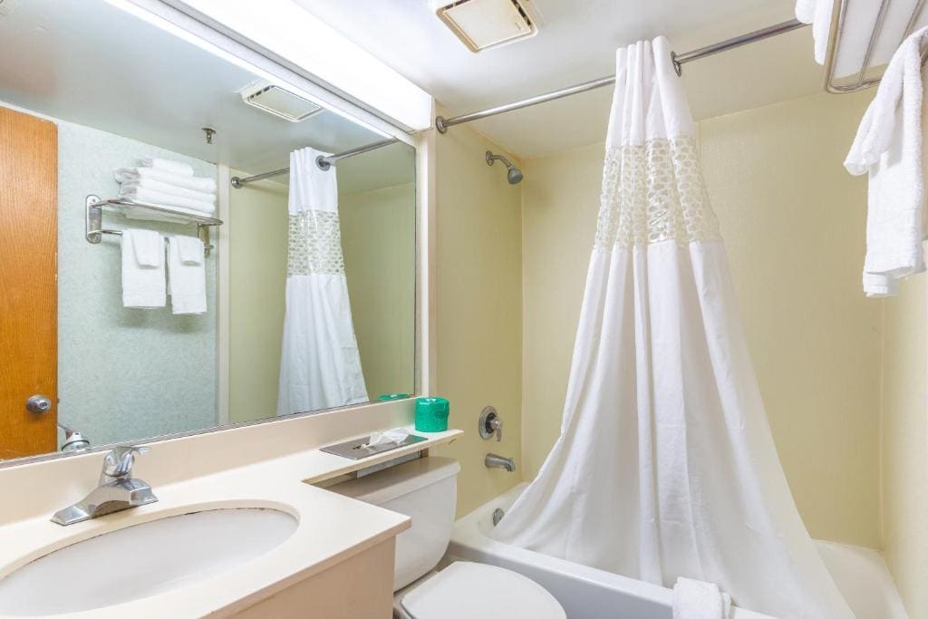 Double Room with Two Double Beds - Non-Smoking/Ground Floor room - Image 2