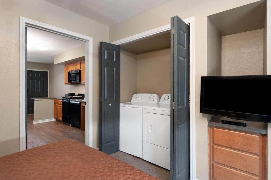 One-Bedroom Queen Suite, Non-Smoking room - Image 2