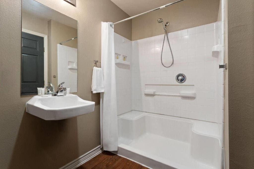 One-Bedroom Queen Suite, Non-Smoking room - Image 3