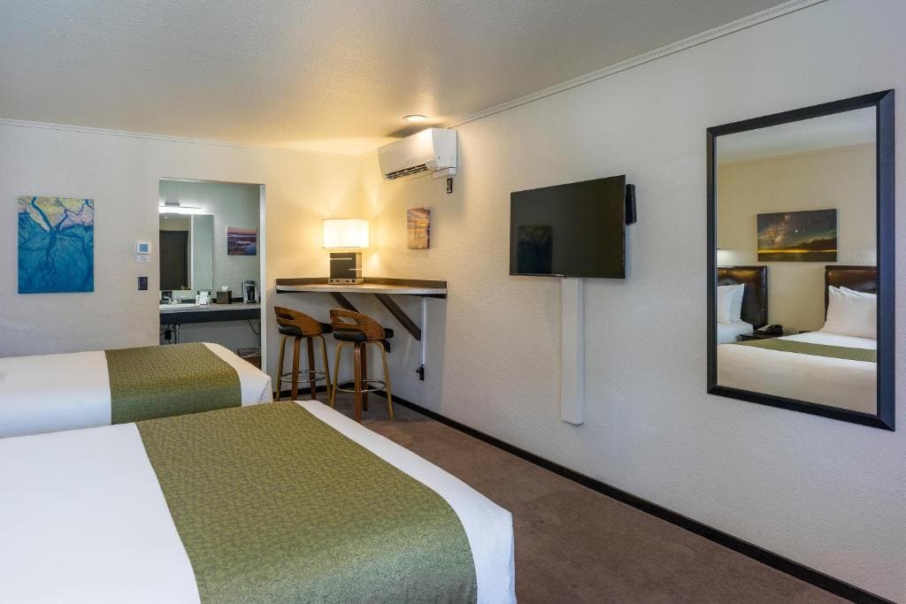 Queen Room with Two Queen Beds - Non-Smoking room - Image 2