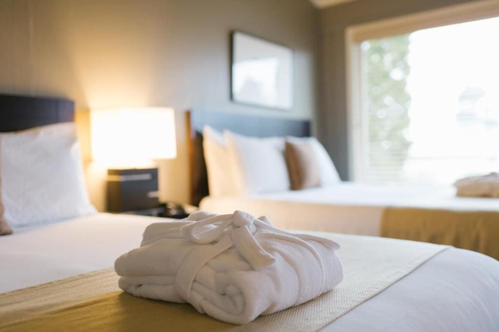 Deluxe Queen Room with Two Queen Beds - Non-Smoking room - Image 2
