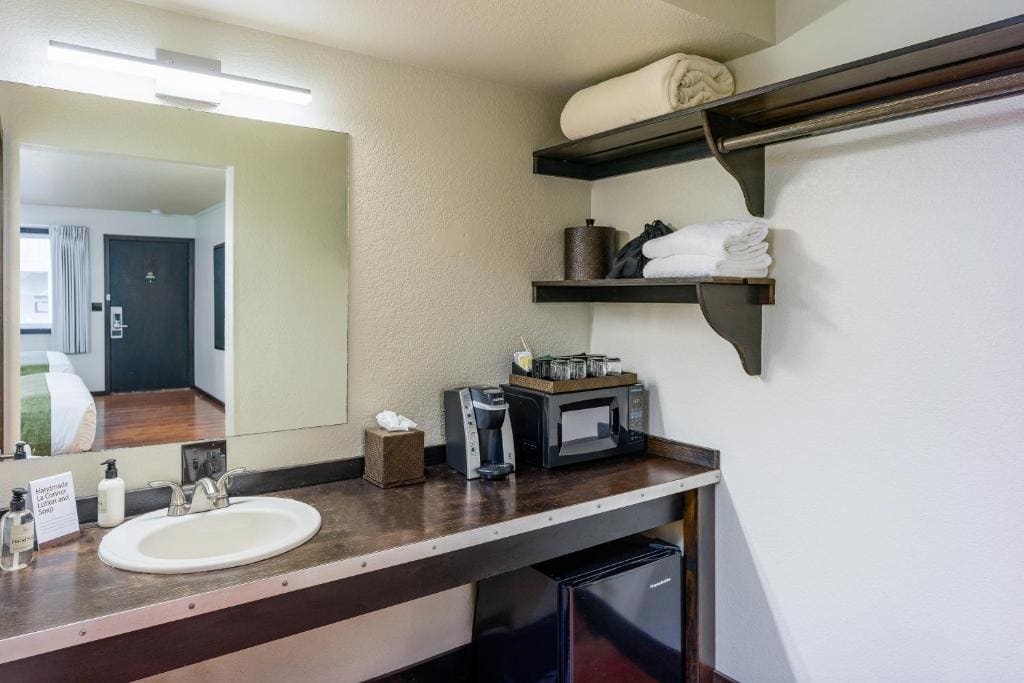 Queen Room with Two Queen Beds - Non-Smoking room - Image 3