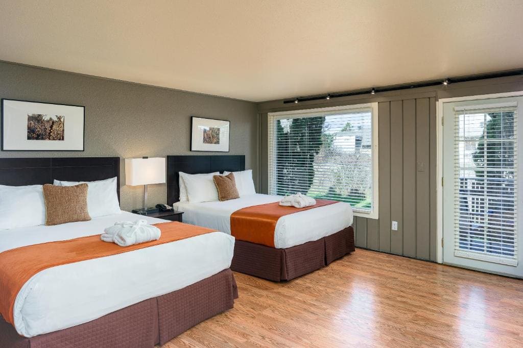 Deluxe Queen Room with Two Queen Beds - Non-Smoking room - Image 3