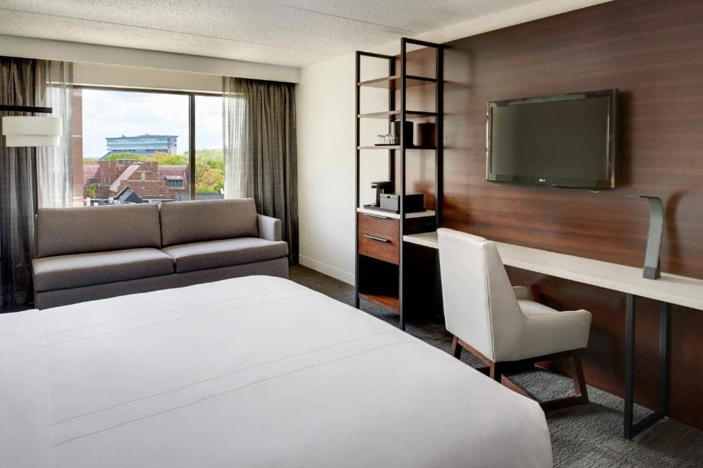 King Guest Room with Sofa Bed room - Image 1