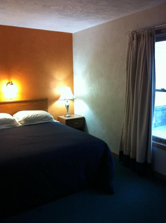 Deluxe Queen Suite room - Image 2