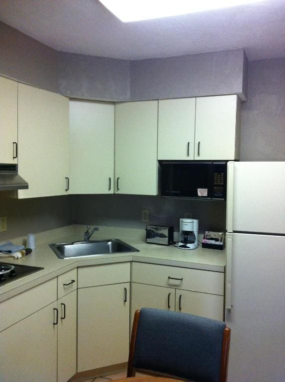 Deluxe Queen Suite room - Image 1