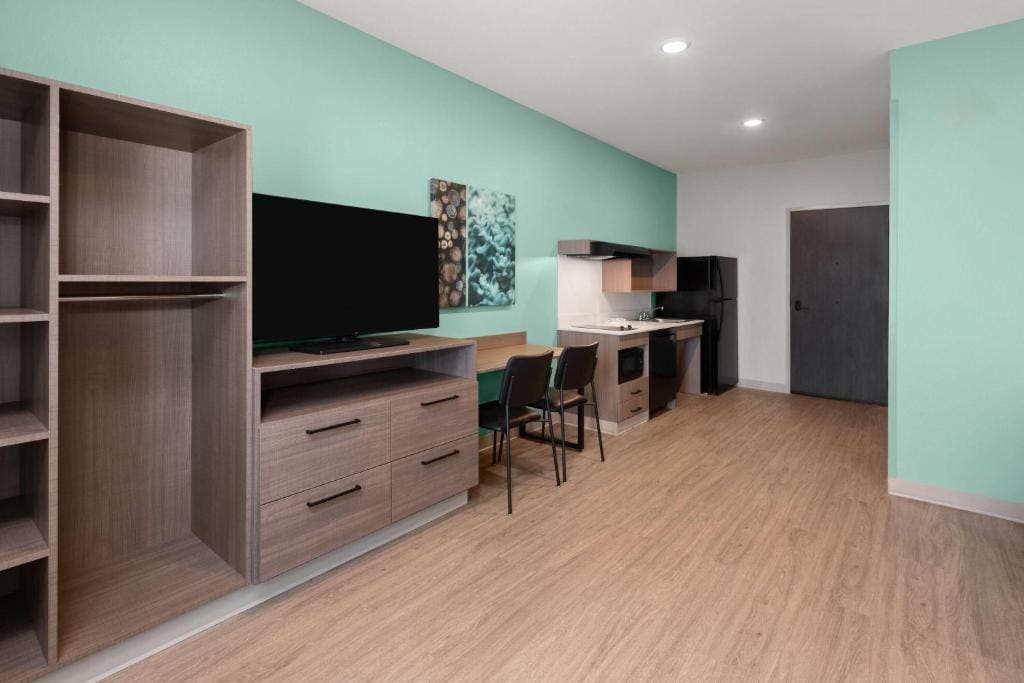 Queen Room with Two Queen Beds, Mobility Access and Bathtub with Grab Bars, Non-Smoking room - Image 2