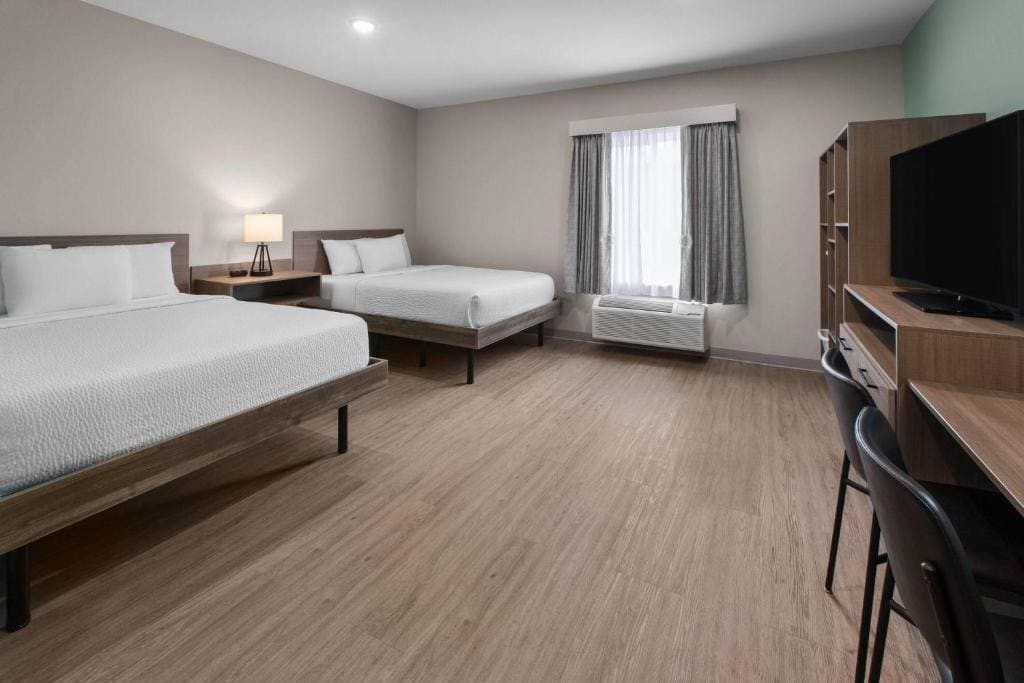 Queen Room with Two Queen Beds, Mobility Access and Bathtub with Grab Bars, Non-Smoking room - Image 3