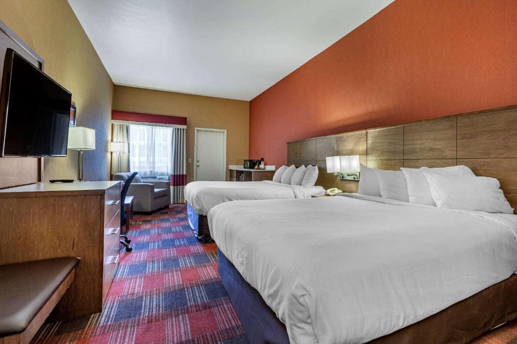 Queen Room with Refrigerator - Non-Smoking room - Image 3