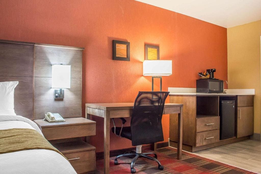 King Suite with Balcony and Wet Bar - Non-Smoking room - Image 2