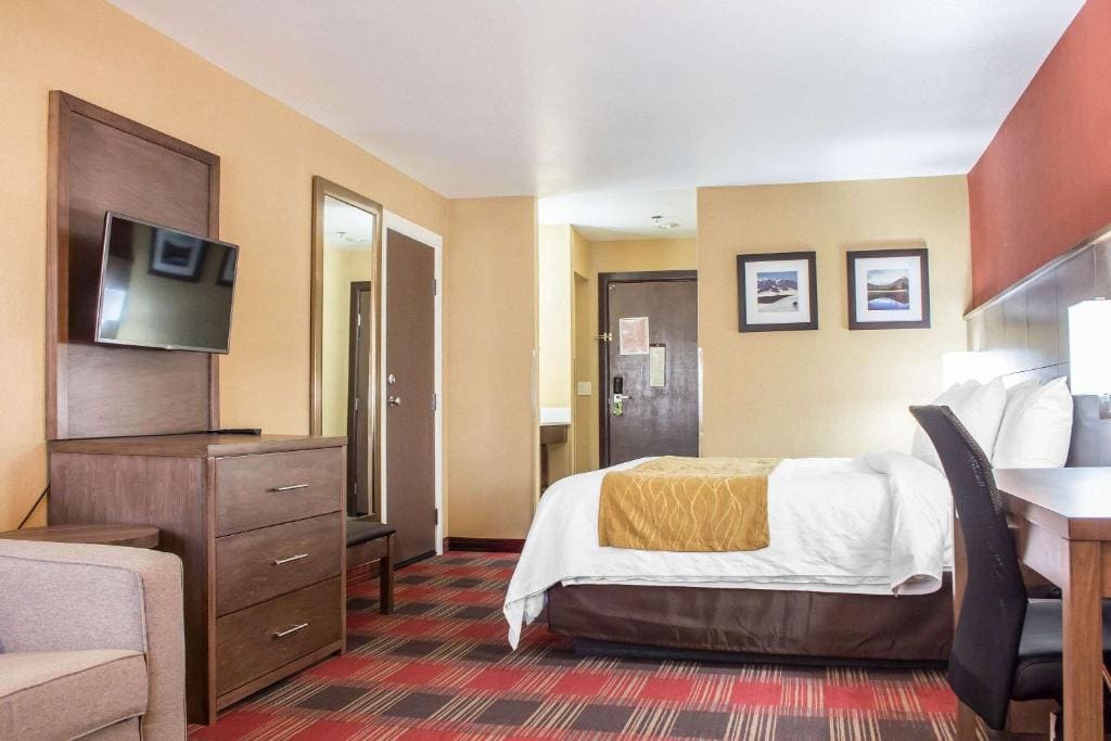 King Suite with Balcony and Wet Bar - Non-Smoking room - Image 1