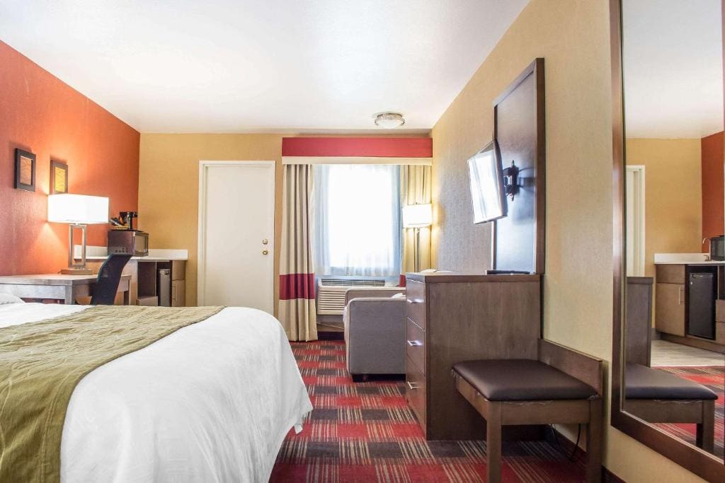 King Suite with Balcony and Wet Bar - Non-Smoking room - Image 3