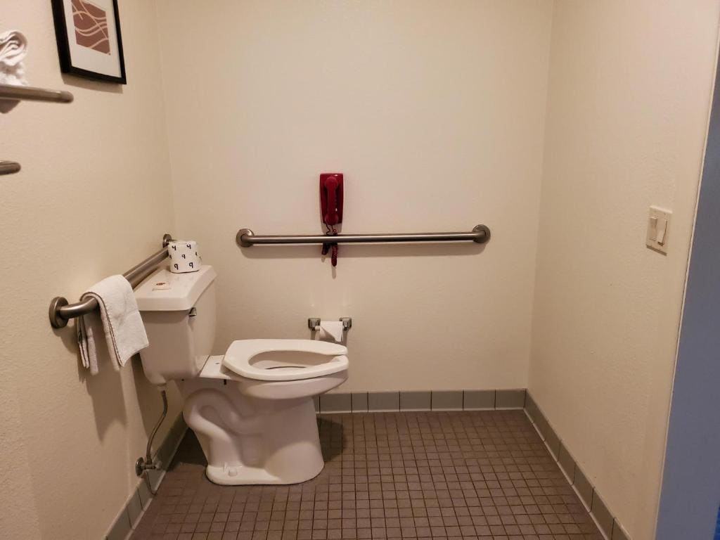 Queen Room with Roll-In Shower - Accessible/Non-Smoking room - Image 2