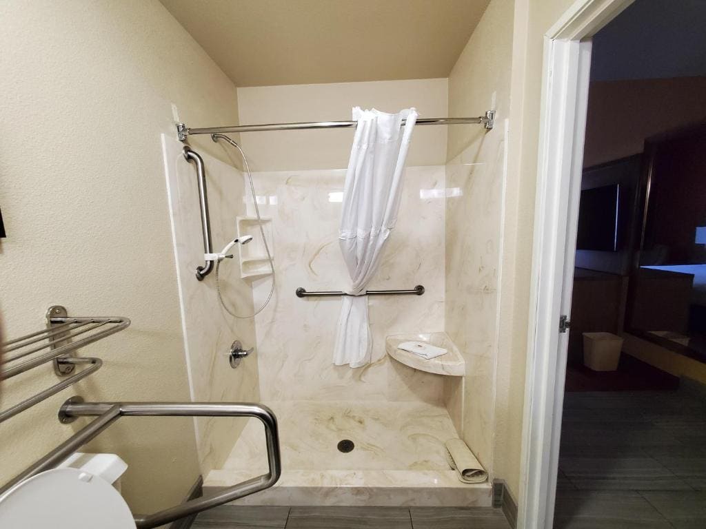 Queen Room - Accessible/Non-Smoking room - Image 2
